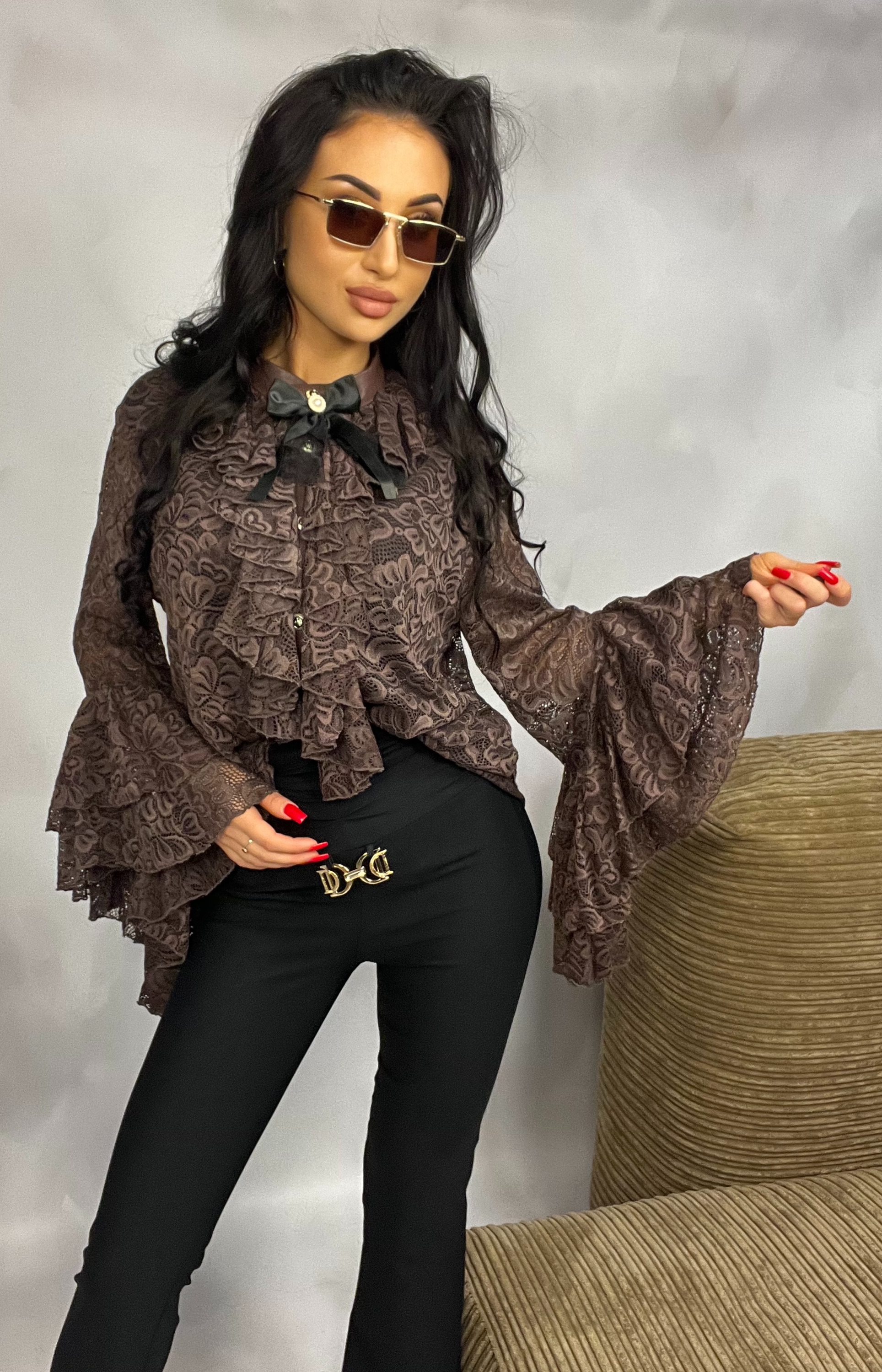 Koronkowa koszula La Diva  z żabotem i falbanami brązowa