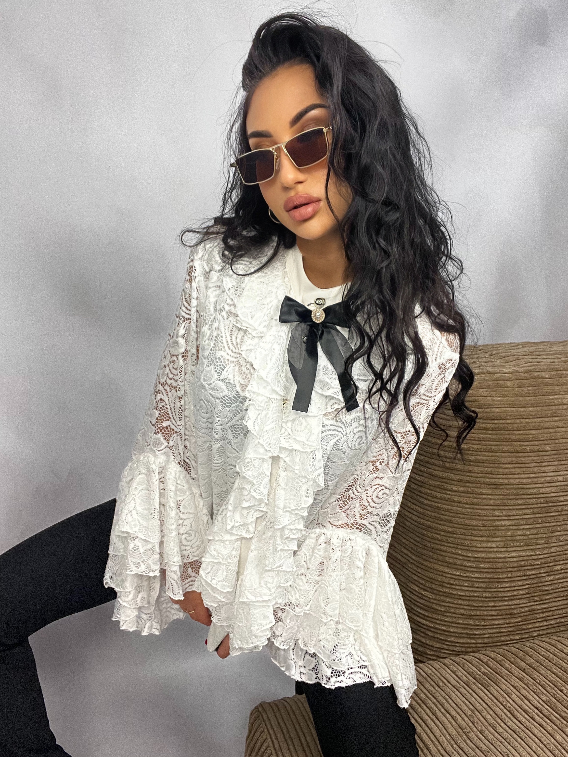 Koronkowa koszula La Diva  z żabotem i falbanami  biała