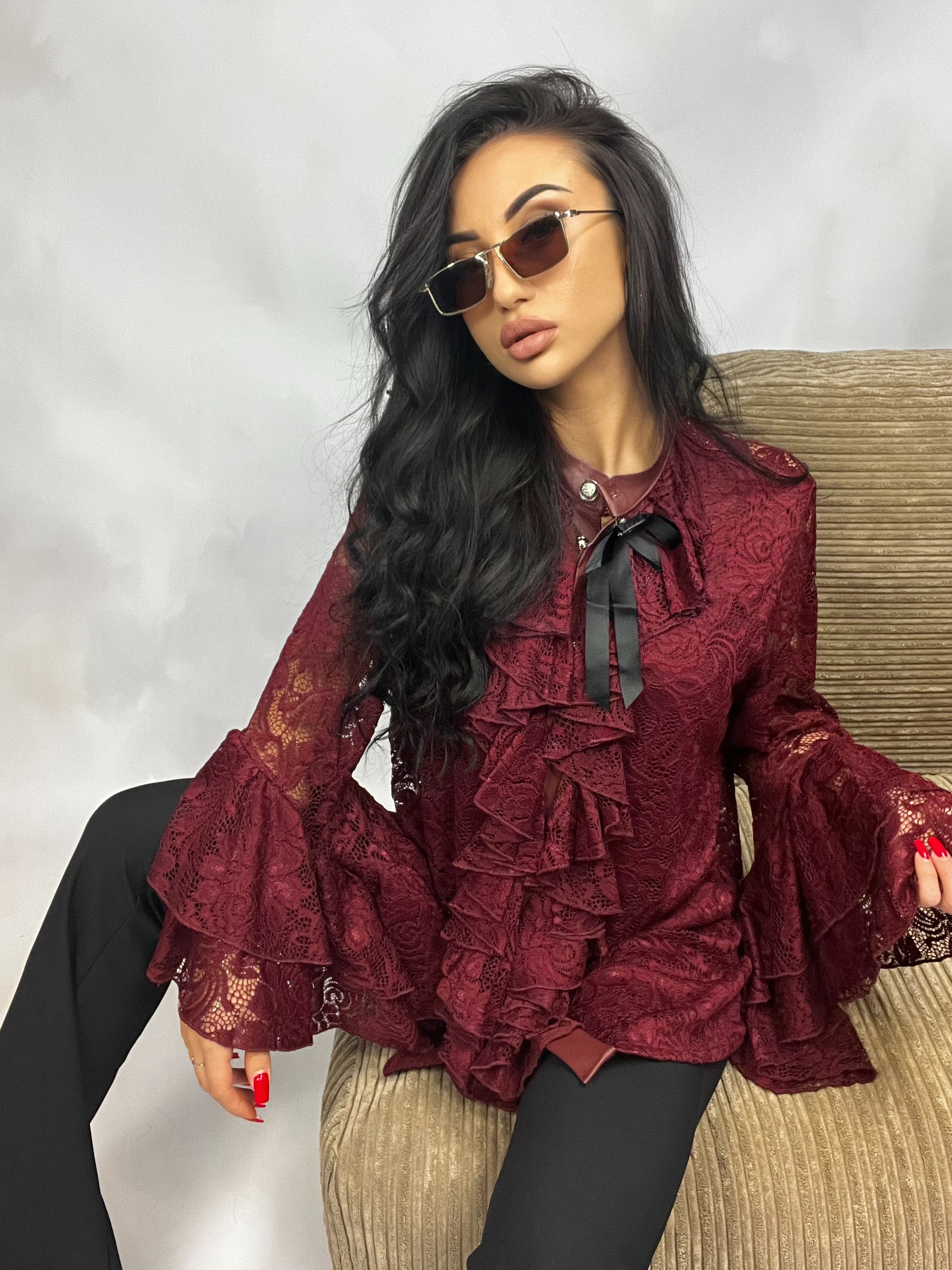 Koronkowa koszula La Diva  z żabotem i falbanami bordo