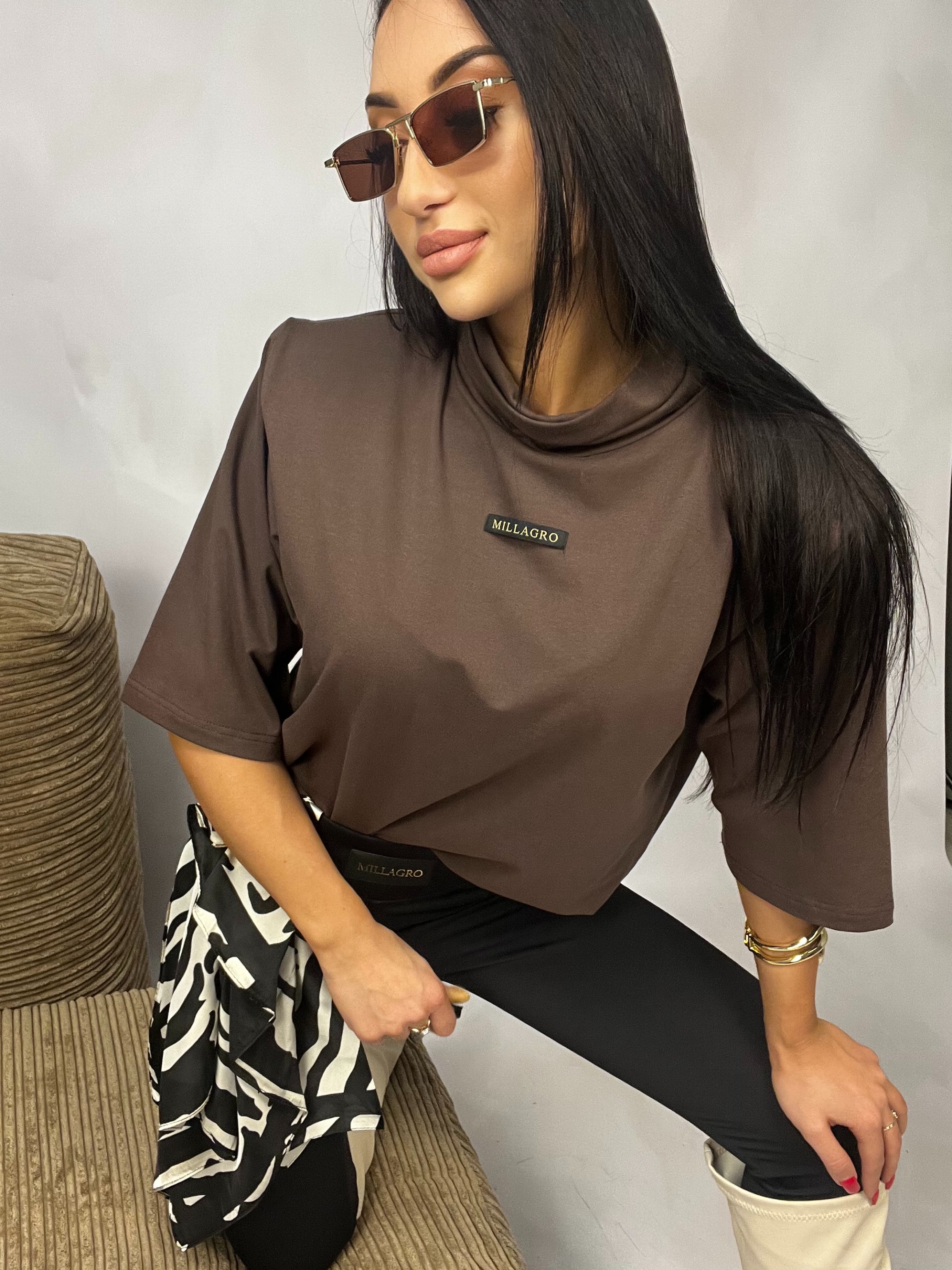 T-shirt damski z półgolfem – MILLAGRO Czekolada