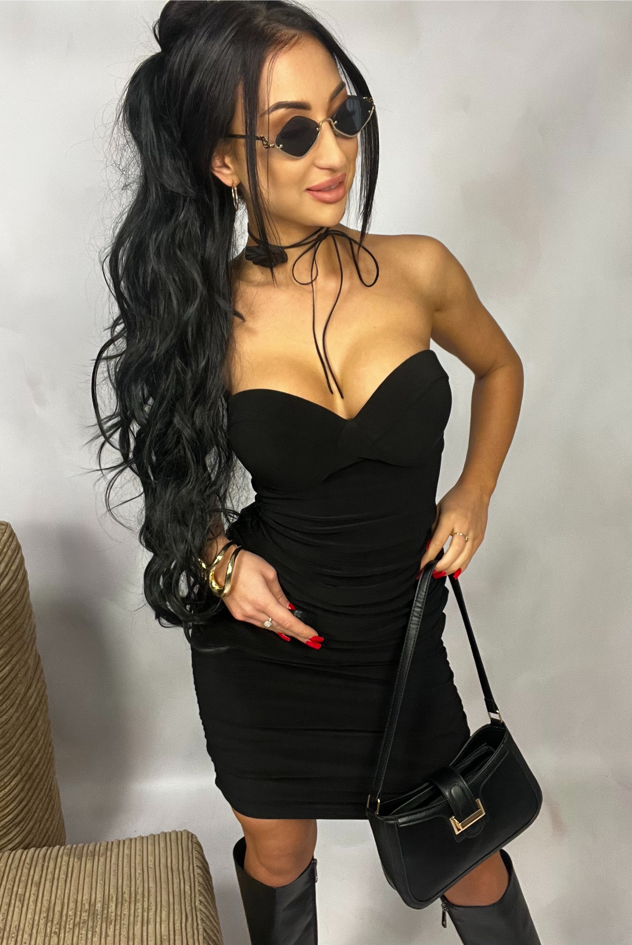 Dopasowana sukienka midi -  La Milla - czarna z różą, regulowana długość