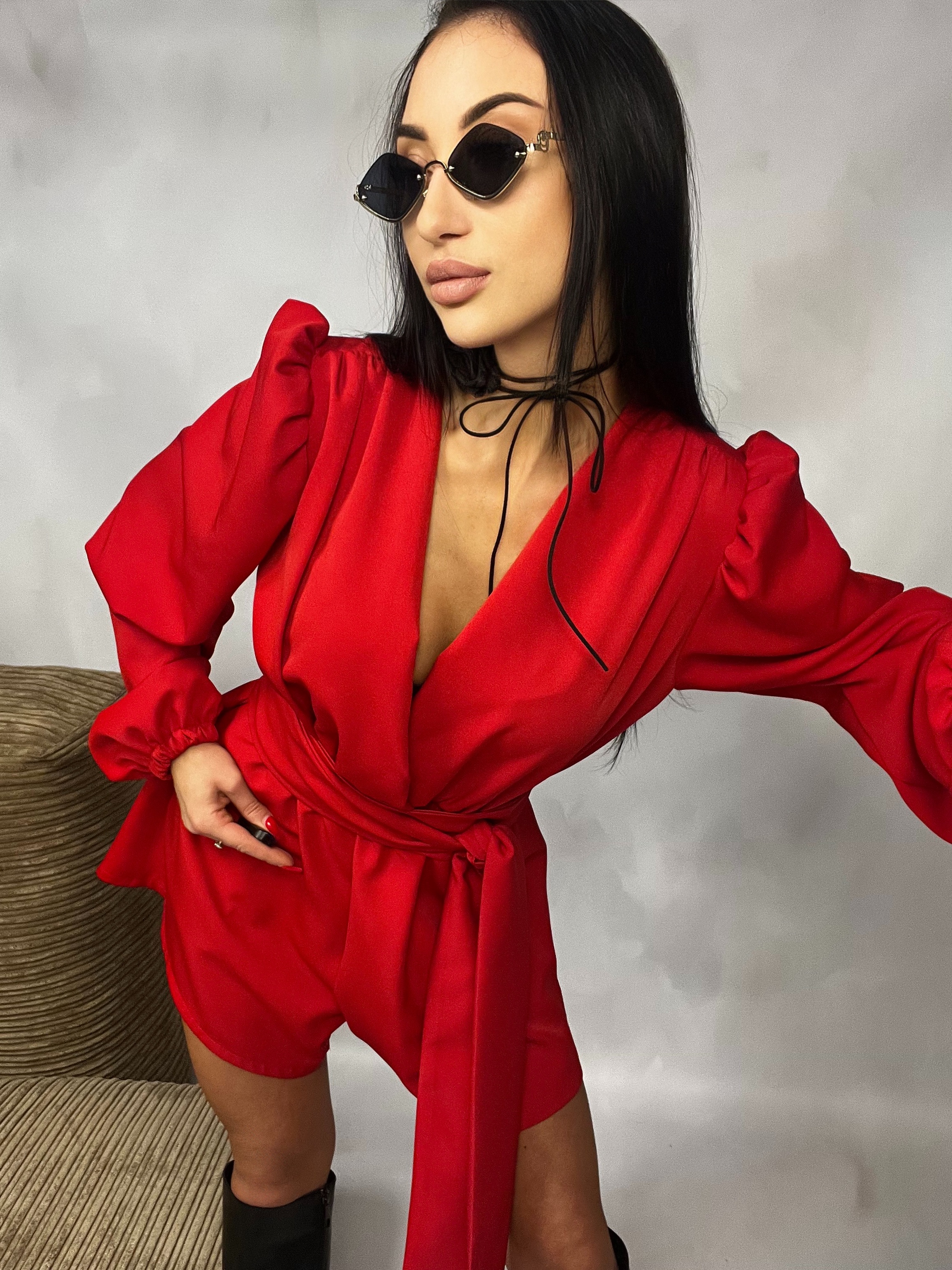 Kombinezon LA MILLA czerwony - wiązany w pasie, bufiaste rękawy