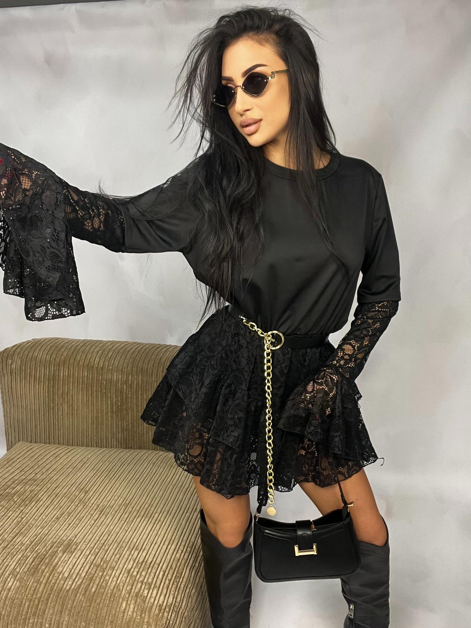 Kombinezon rozkloszowany z koronką, czarny - mini
